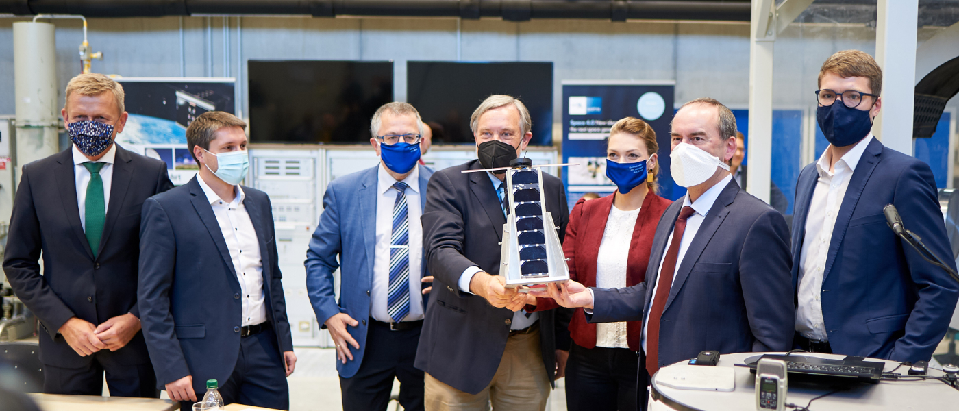 Gruppenfoto anlässlich des Netsat-Starts