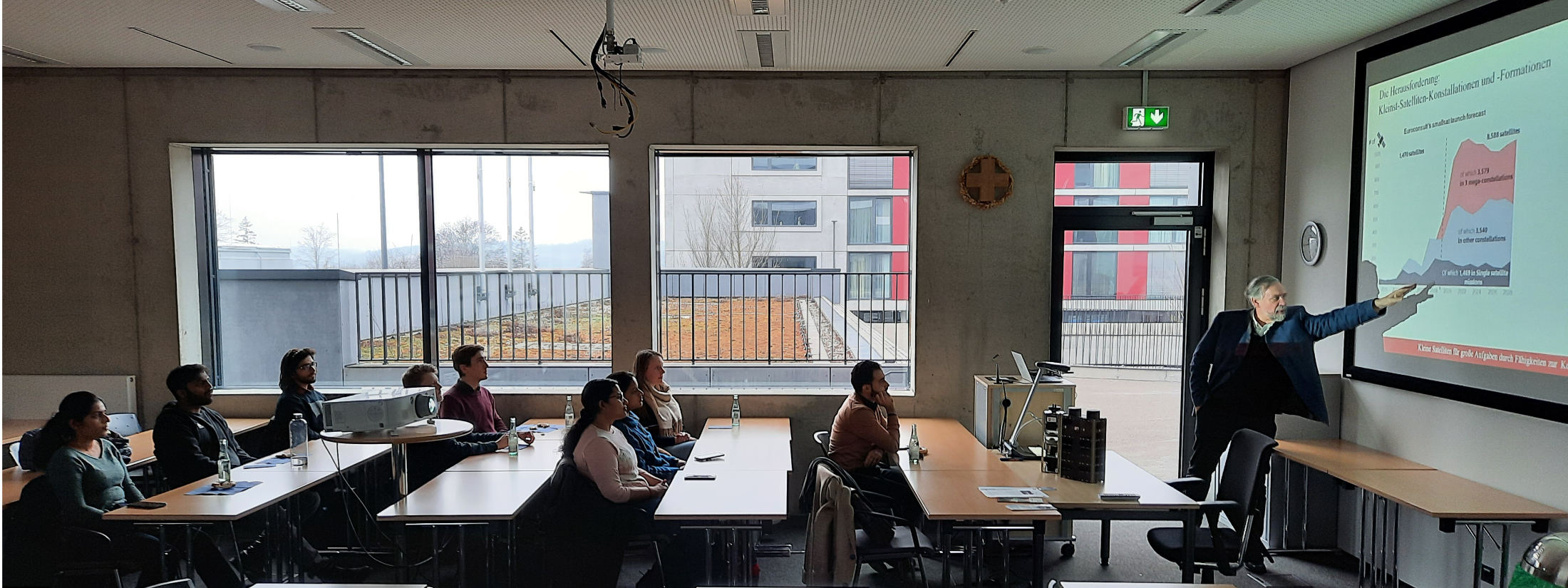 Studenten im Satellitentestzentrum.