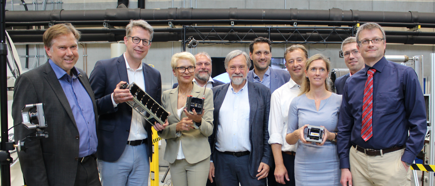 In the picture from left to right: Vice President of the University of Würzburg Prof. Dr. Matthias Bode, Bavarian State Minister for Science and Art Markus Blume, Andrea Behr MdL, District Administrator Thomas Eberth, Board Prof. Dr. Klaus Schilling, Björn Jungbauer MdL, City Councilor Wolfgang Roth, 3rd Mayor Judith Roth-Jörg, CEO Daniel Eck, Board Prof. Dr. Andreas Nüchter.