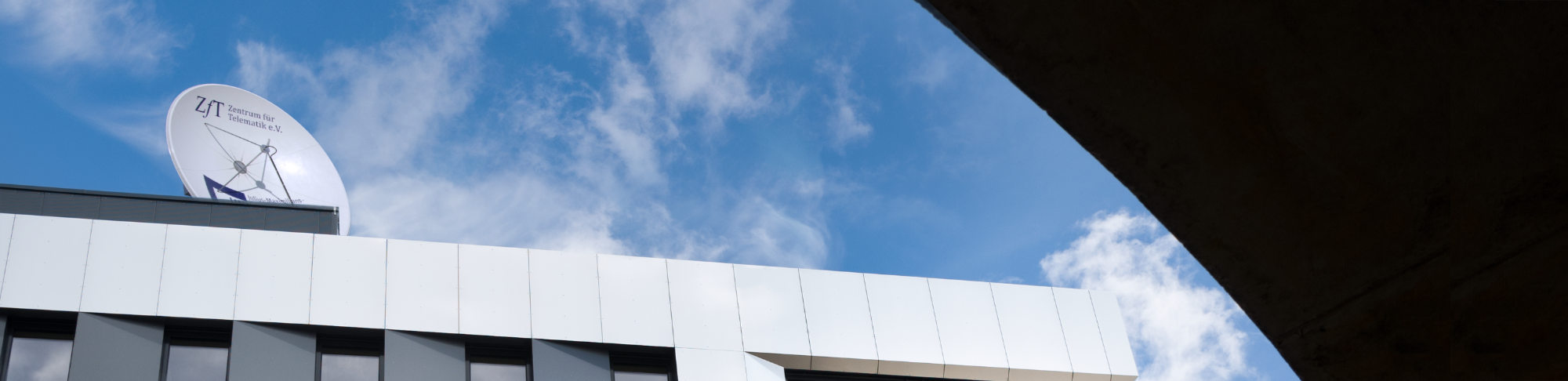 Highly agile 3M antenna on the roof of the TGZ building